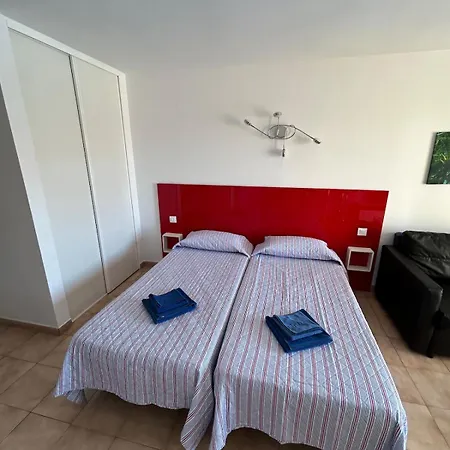 Апартаменты Modern Free Wifi Heated Pool *